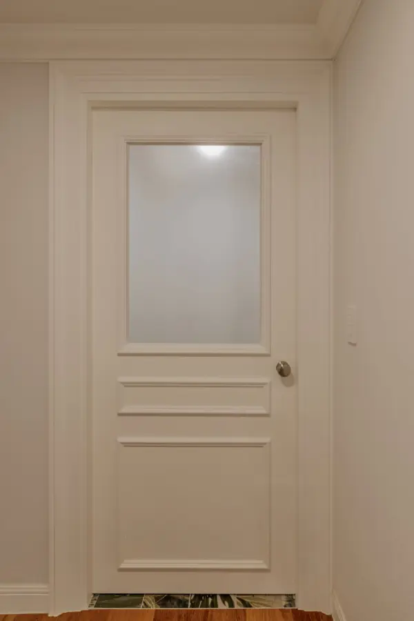 클래식 패널 도어 디테일이 돋보이는 펜트하우스